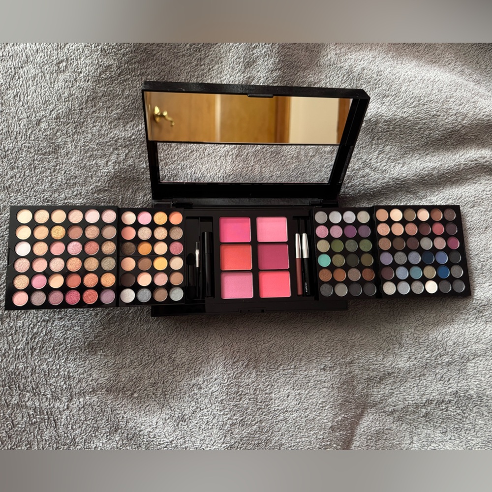Brand New Makeup Wardrobe Kit
